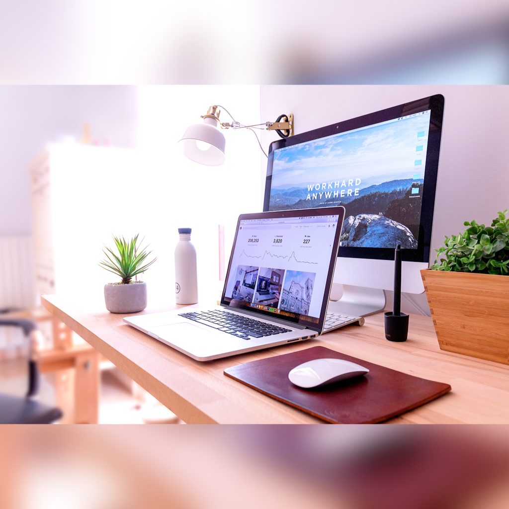 Ein aufgeräumter Schreibtisch um daran Beiträge für den Blog zu schreiben. Investieren und Finanzieren.